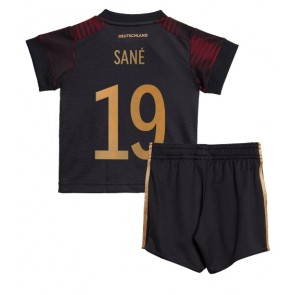 Tyskland Leroy Sane #19 Udebanesæt Børn VM 2022 Kort ærmer (+ korte bukser)